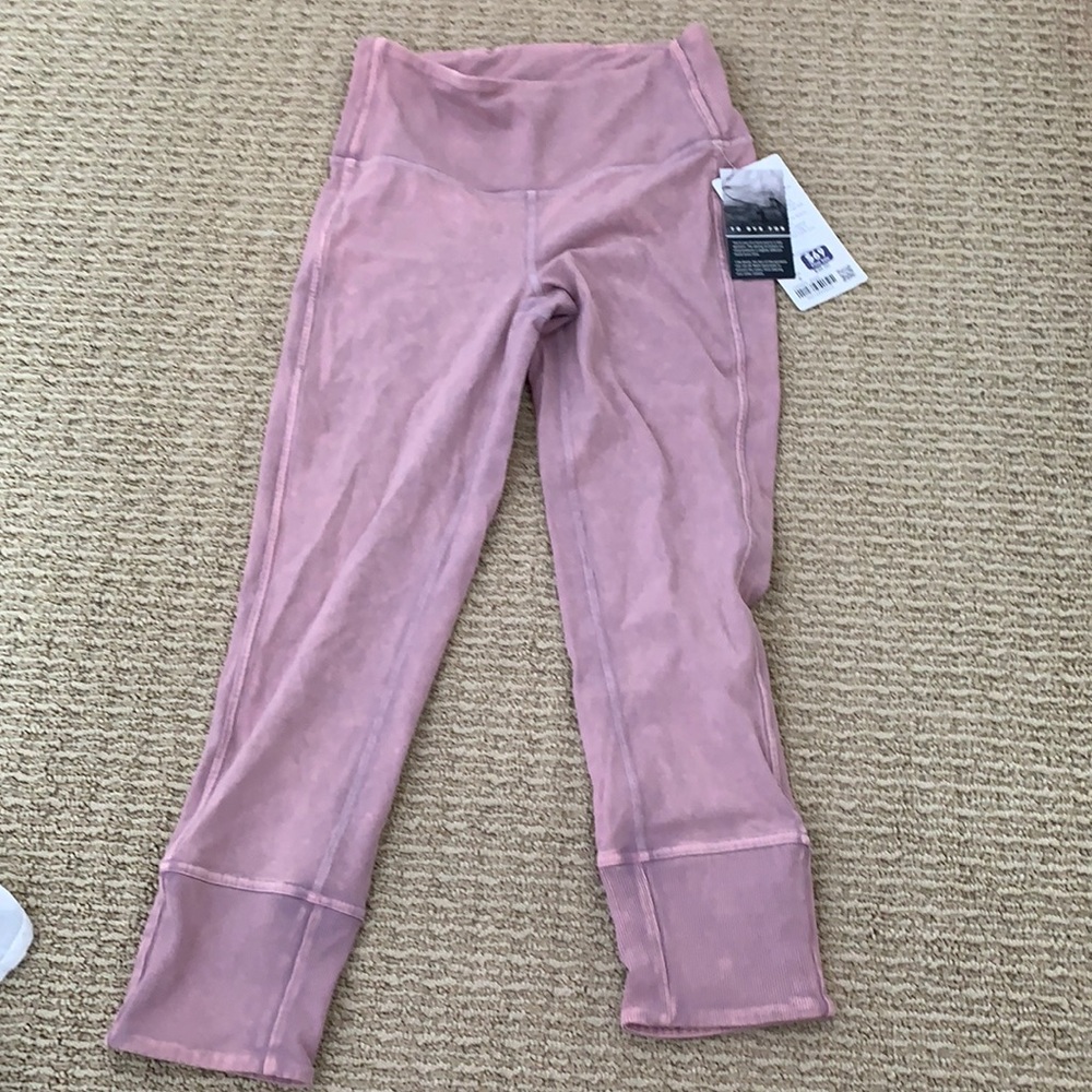 BNWT size 6 Lululemon Wunder Under Crop HR 23” Rib